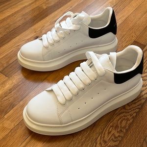 🖤🤍Alexander Mcqueen Oversized BLACK and WHITE NEVER WORN.